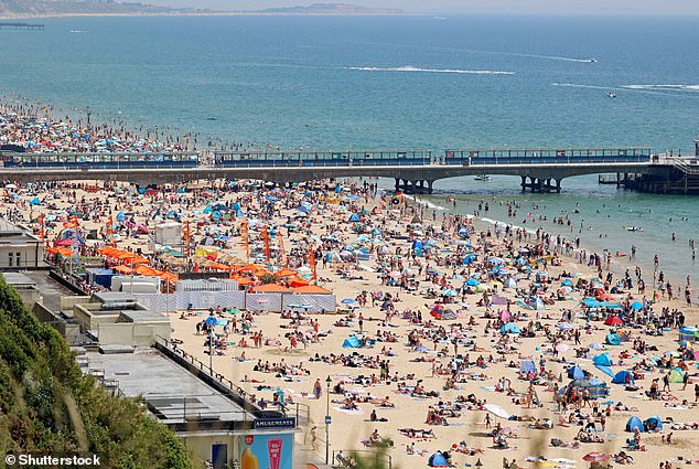 Da die Zahl der hitzebedingten Todesfälle im Vereinigten Königreich auf 3.496 geschätzt wurde, würde ein Anstieg um 10,28 Prozent die tatsächliche Zahl auf 3.855 Todesfälle im Sommer belaufen.  Im Bild: Strand von Bournemouth im Juni 2022