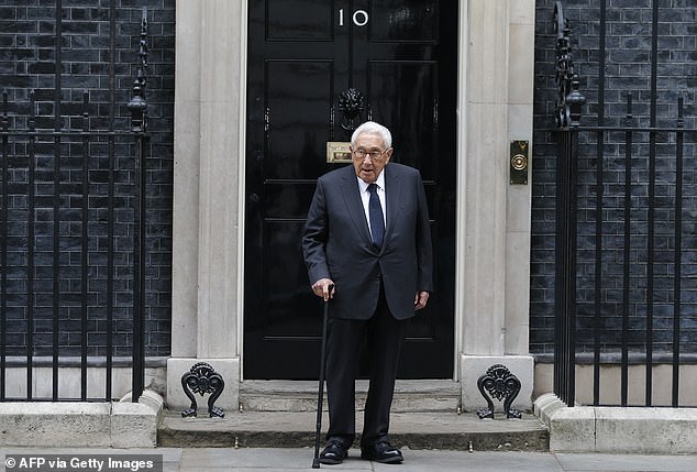 Kissinger kommt 2016 in der Downing Street 10 in London an
