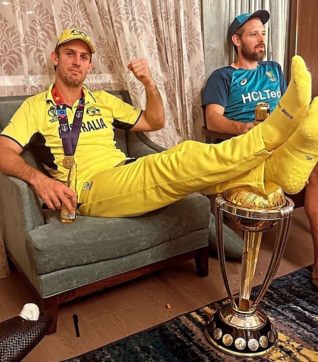 Dieses scheinbar unschuldige Bild von Mitch Marsh, der sich mit der Cricket-WM-Trophäe entspannt, hat dazu geführt, dass ein Aktivist eine offizielle Beschwerde einreichte, in der er sein Ausreiseverbot in Indien forderte