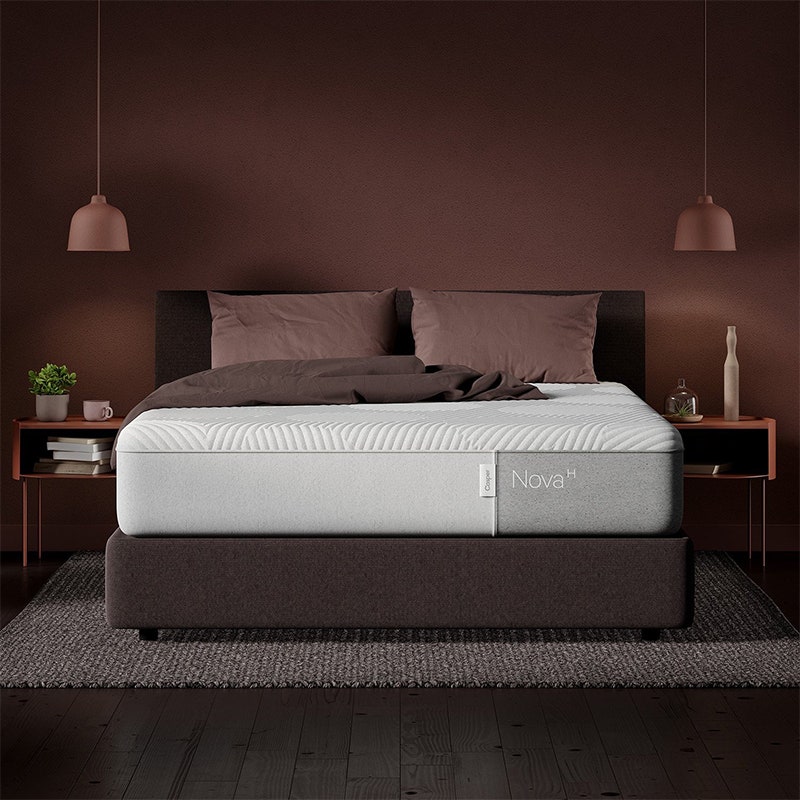 Casper Nova Hybrid Matratze 2020: Ein Bett auf einem grauen Bettgestell in einem braunen Zimmer.