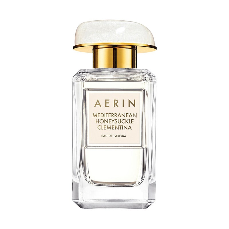 Aerin Beauty Mediterranean Honeysuckle Clementina Eau de Parfum: Eine quadratische Parfümflasche aus Glas auf weißem Hintergrund