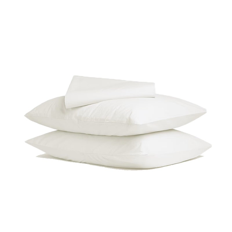 Parachute-Perkal-Bettlaken-Set (Doppelbett): Zwei Kissen in weißen Kissenbezügen mit einem passenden gefalteten Laken darüber auf weißem Hintergrund