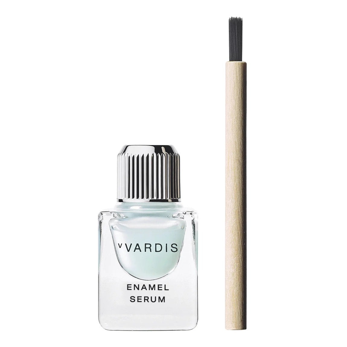vVardis weiße Emaille-Serumflasche und beiger Pinsel auf weißem Hintergrund