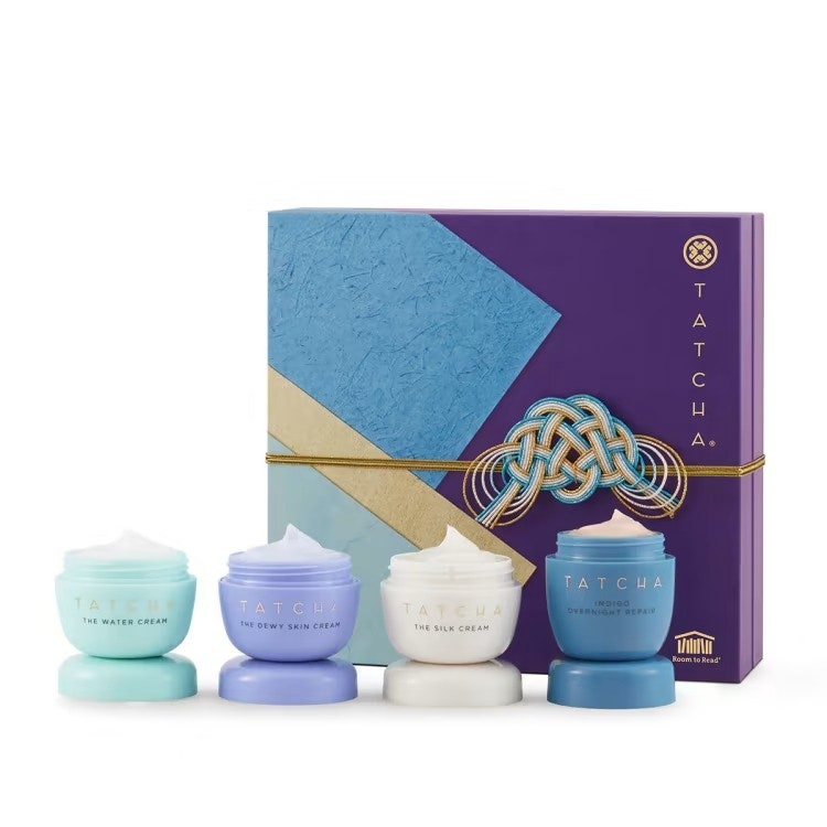 Tatcha Hydration Obento lila und blaue Box mit vier Gläsern auf cremefarbenem Hintergrund