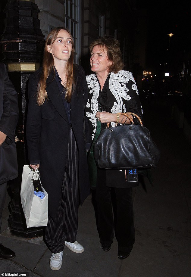 Die Herzogin von Rutland ging gestern Abend in Begleitung ihrer ältesten Tochter zum Abendessen in einen Londoner Mitgliederclub
