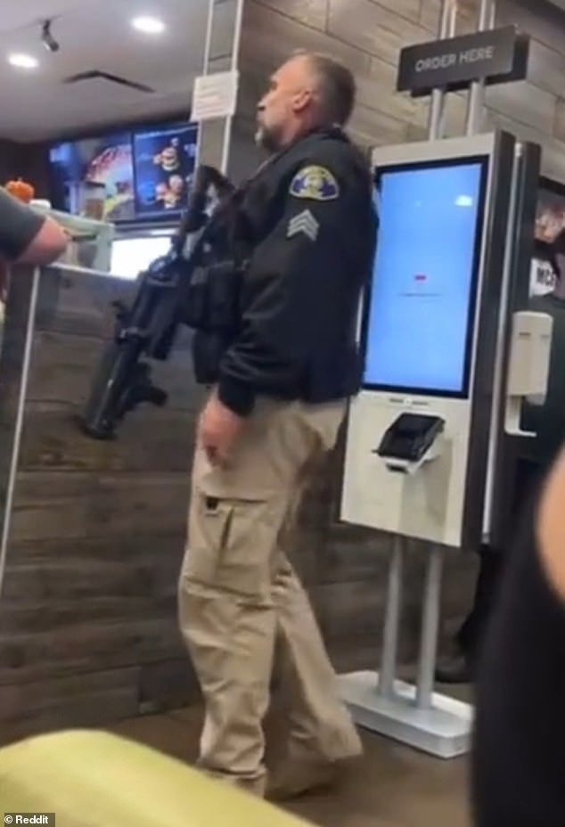 Ein bewaffneter Polizist geriet in einem McDonald's in McFarland, Kalifornien, in einen heftigen Streit mit einem Kunden und einer Kundin