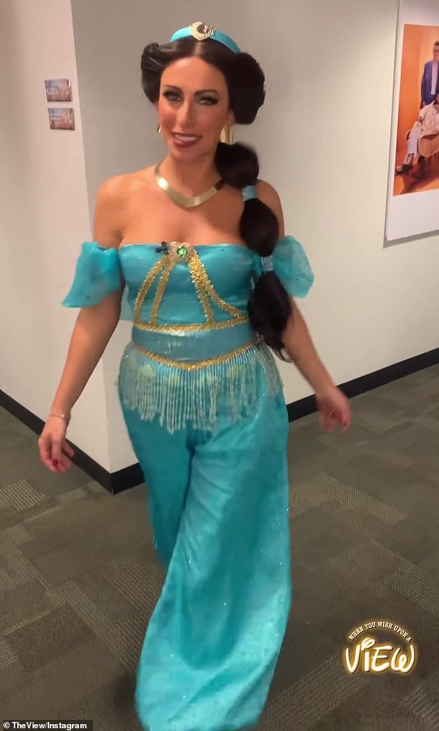 Prinzessin!  Alyssa, 34, kanalisierte Jasmine aus dem Film Aladdin