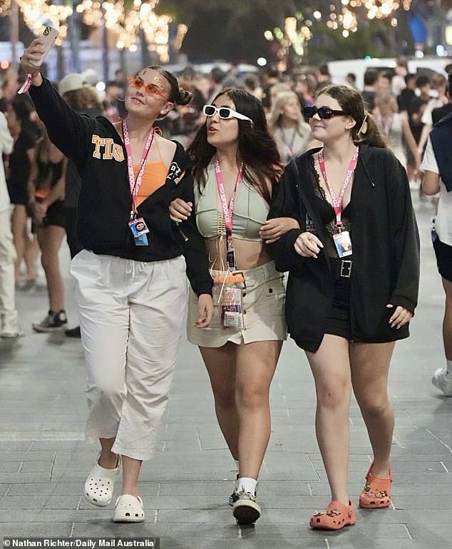Courtney (links, mit ihren Freundinnen Jessica (Mitte) und Skye, rechts) erzählte Daily Mail Australia, dass sie Crocs lieber trägt, weil sie bequemer sind als gewöhnliche Schuhe
