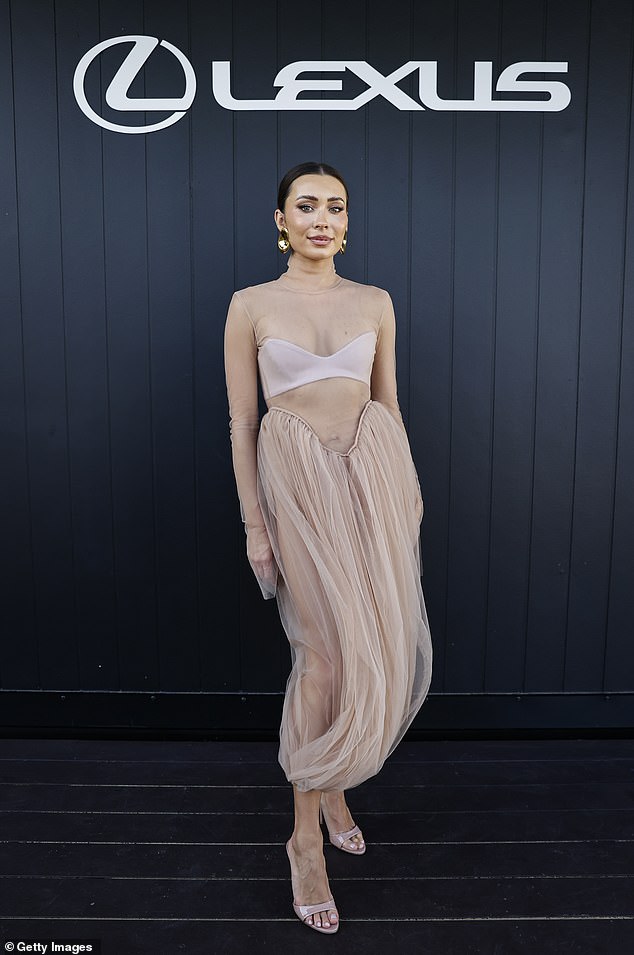 Rozalia Russian wählte für diesen Tag ein auffälliges hautfarbenes Kleid