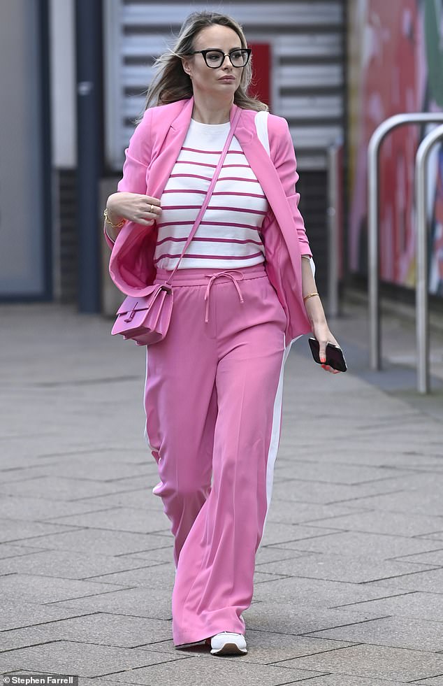 Die schwangere Rhian Sugden sah in einem rosafarbenen Outfit hübsch aus, als sie sich nach einer 150.000-Pfund-IVF-Schlacht auf den Weg zu den Fernsehstudios von Steph's Packed Lunch in Leeds machte