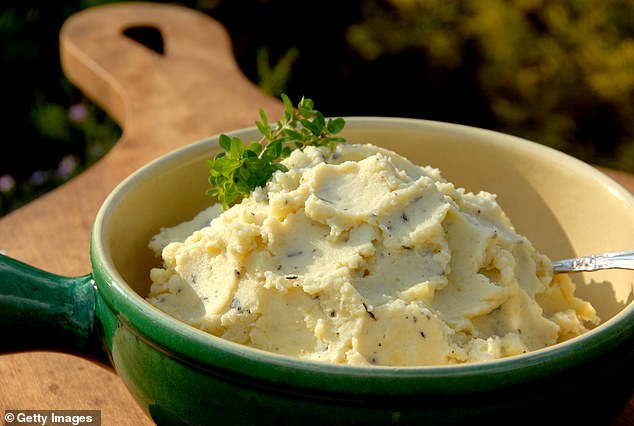 Die Verwendung von Hühnerbrühe anstelle von Butter oder Sahne in Kartoffelpüree senkt den Kaloriengehalt und behält dennoch die cremige Konsistenz