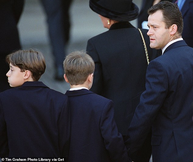Paul Burrell hält Händchen mit seinen Söhnen, als diese 1997 zur Beerdigung der Prinzessin von Wales in der Westminster Abbey ankommen