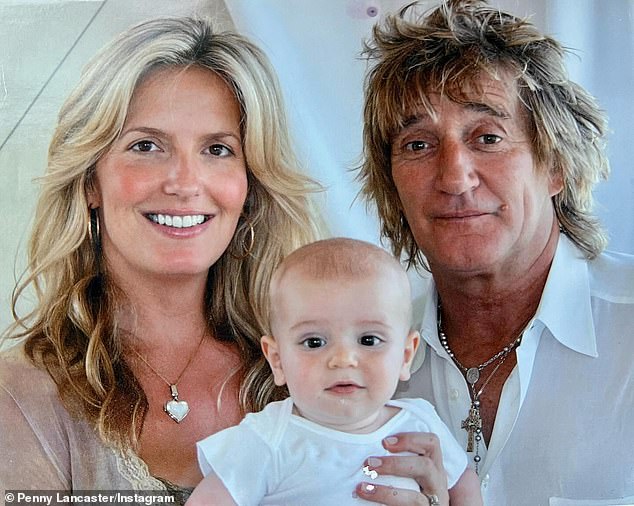 Penny zollte Alastair online eine rührende Hommage, indem sie dieses Bild von ihr mit Sir Rod und ihrem Sohn als Baby teilte