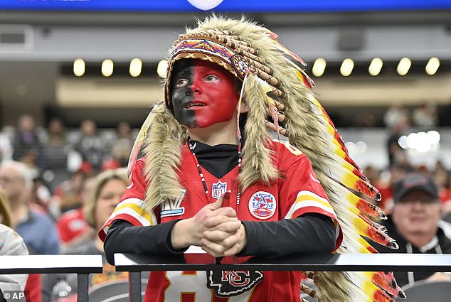 Der junge Fan wurde auch mit einem Kopfschmuck der amerikanischen Ureinwohner abgebildet, der angeblich seit 2020 vom Club verboten ist. Der Fan wurde bei einem Spiel in Las Vegas abgebildet