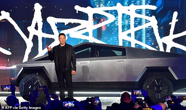 Musk stellt das Fahrzeug im Jahr 2019 vor und verspricht einen Veröffentlichungstermin im Jahr 2021, hat es jedoch aufgrund von Produktionsverzögerungen verschoben