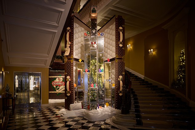 Claridge's hat seinen Weihnachtsbaum 2023 (oben) vorgestellt, der von Louis Vuitton entworfen wurde