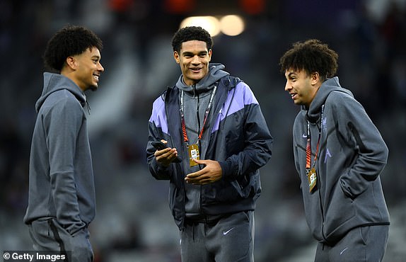 TOULOUSE, FRANCE - NOVEMBER 09: (L-R) Calum Scanlon, Jarell Quansah and Kaide Gordon of Liverpool FC interact prior to the UEFA Europa League 2023/24 match between Toulouse FC and Liverpool FC at Stadium de Toulouse on November 09, 2023 in Toulouse, France. (Photo by Justin Setterfield/Getty Images)