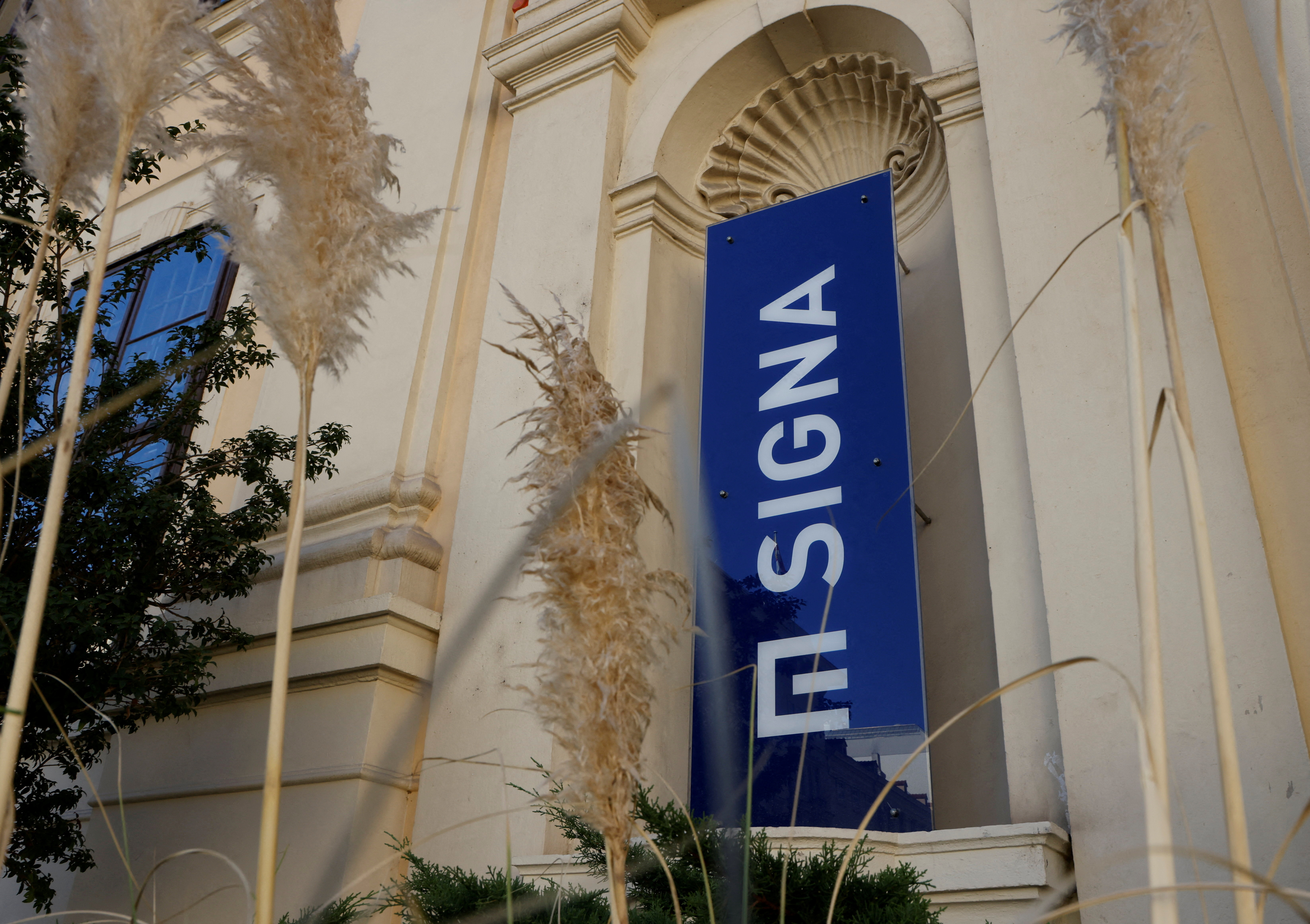 Ein Blick auf das Schild der Signa Holding am Hauptsitz in Wien