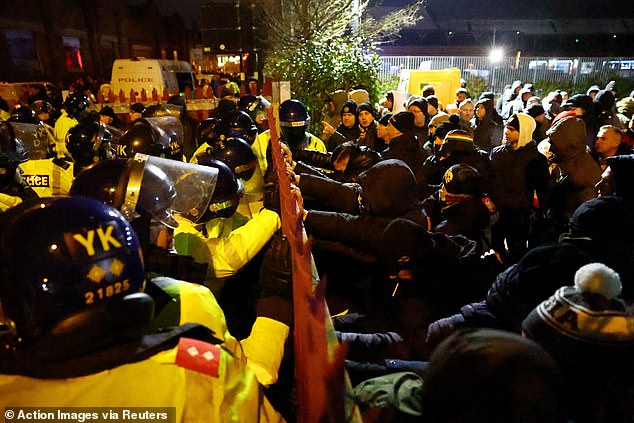Am Donnerstagabend kam es vor dem Villa Park zu Zusammenstößen zwischen Fans der Legia Warschau und der Polizei