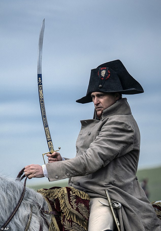 Obwohl Ridley Scotts Film über Napoleon in Großbritannien und den USA überwiegend positive Kritiken erhielt, sorgt er bereits vor seiner Veröffentlichung für Aufsehen.  Im Bild: Joaquin Phoenix im Film