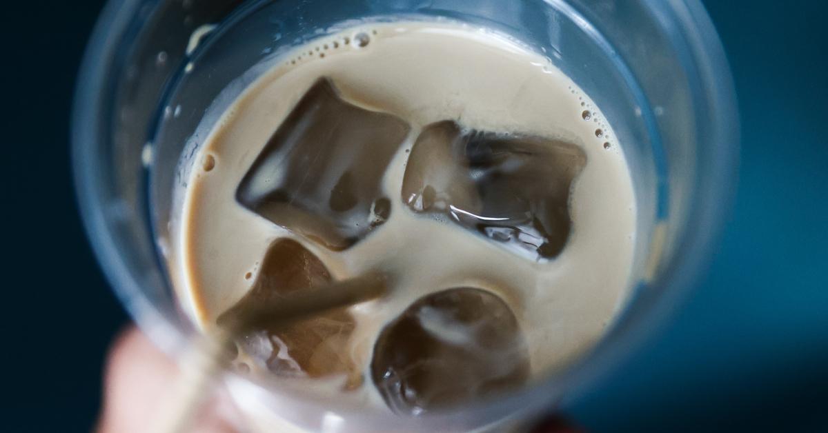 Ein Starbucks-Eiskaffee, der nicht bis zum Rand der Tasse gefüllt ist