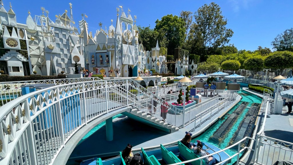 "Es ist eine kleine Welt" Fahrt im Disneyland