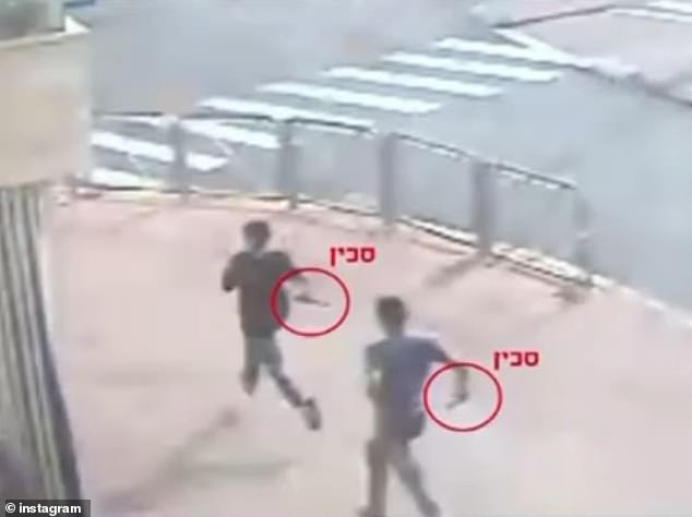 Beunruhigende Aufnahmen, die damals von der Polizei veröffentlicht wurden, zeigen den damals 13-jährigen messerschwingenden Ahmed und seinen Cousin Hassan Manasra (15), wie sie Israelis auf der Straße jagen, während die unschuldigen Zivilisten davonlaufen