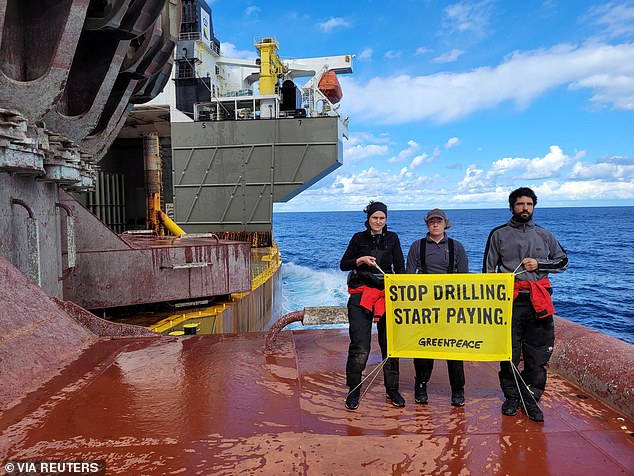 „Rechtswidrig“: Greenpeace-Aktivisten an Bord der Shell-Bohrinsel in der Nähe der Kanarischen Inseln bei der Protestaktion