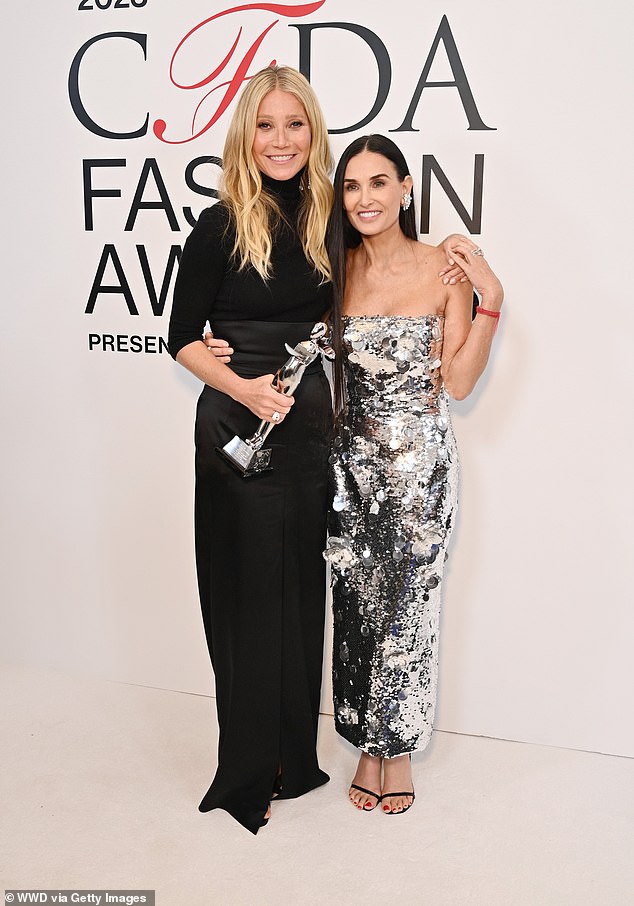 BFFS: Gwyneth Paltrow und Demi Moore sind sehr enge Freunde.  Am Montagabend wurden die Schauspielerinnen in New York City Arm in Arm bei den CFDA Fashion Awards gesehen