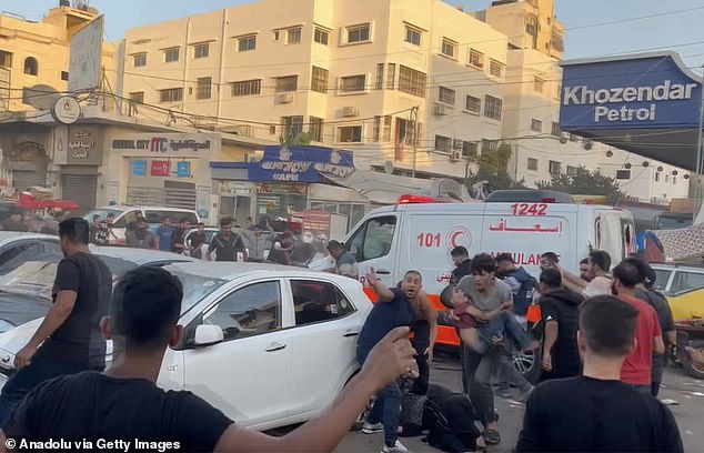 Unglaublich anschauliches Filmmaterial, das im Internet kursierte und angeblich die Folgen des Angriffs in der Nähe des Al-Shifa-Krankenhauses zeigte, zeigte eine Szene der Verwüstung.  Bilder aus dem Krankenhaus schienen mit den Aufnahmen übereinzustimmen, auf denen verzweifelte Zivilisten die Verletzten abtransportierten