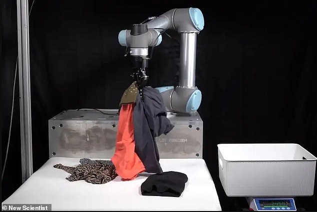 Wissenschaftler sind Teenagern und Eltern auf der ganzen Welt zu Hilfe gekommen, indem sie einen Roboter entwickelt haben, der schmutzige Wäsche vom Boden aufsammeln kann