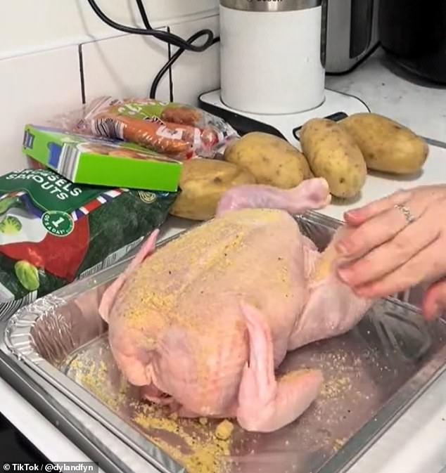 Eine sparsame Mutter hat verraten, wie sie für ihre vierköpfige Familie ein Drei-Gänge-Weihnachtsmenü für weniger als 20 Pfund zubereitet hat, darunter ein großes Hähnchen, das bei Aldi 4,49 Pfund kostete
