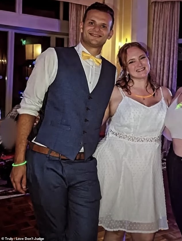 Im Bild: Katey, 26, und Tom, 25, aus Plymouth, an ihrem Hochzeitstag im September.  Das Paar ist seit sechs Jahren zusammen
