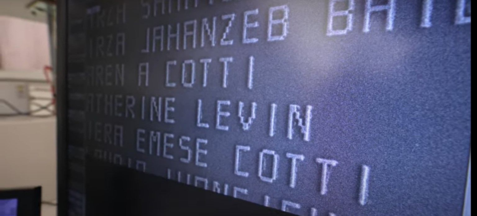 Ein Bild, das verschiedene Namen zeigt, die für die Europa-Clipper-Mission auf Mikrochips eingraviert werden.