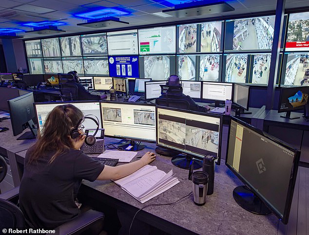 Maßnahmen ergreifen: Fast alle 2.100 Boots-Filialen verfügen über Videoüberwachung, wobei 1.200 der größten und geschäftigsten Geschäfte rund um die Uhr an das Überwachungszentrum angeschlossen sind