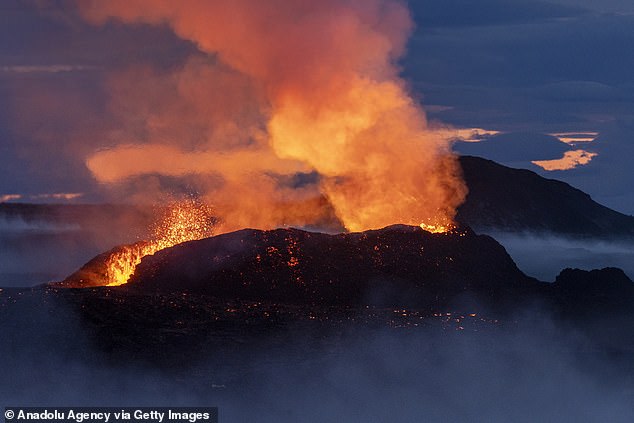Der Vulkan Fagradalsfjall spuckt nach einem Ausbruch am 16. Juli 2023 Lava aus