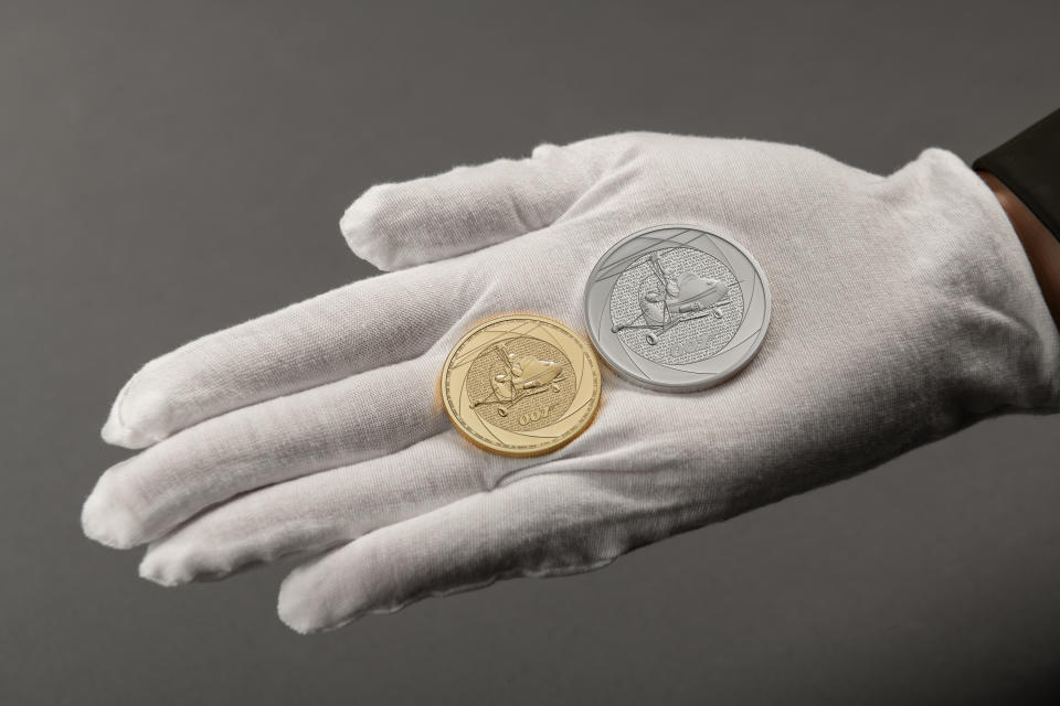 Zwei Bond-Münzen in einer Hand