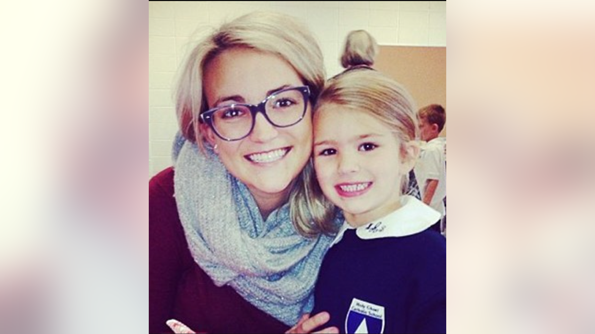 Jamie Lynn mit schwarzer Brille lächelt mit Tochter Maddie