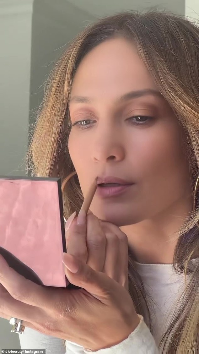 Ja, sie überstreicht!  Jennifer Lopez hat ihren Fans am Montag einen Make-up-Trick verraten.  Die 54-jährige „The Mother“-Schauspielerin besuchte ihre JLO Beauty-Instagram-Seite, um ein Tutorial für ihre Fans zu erstellen