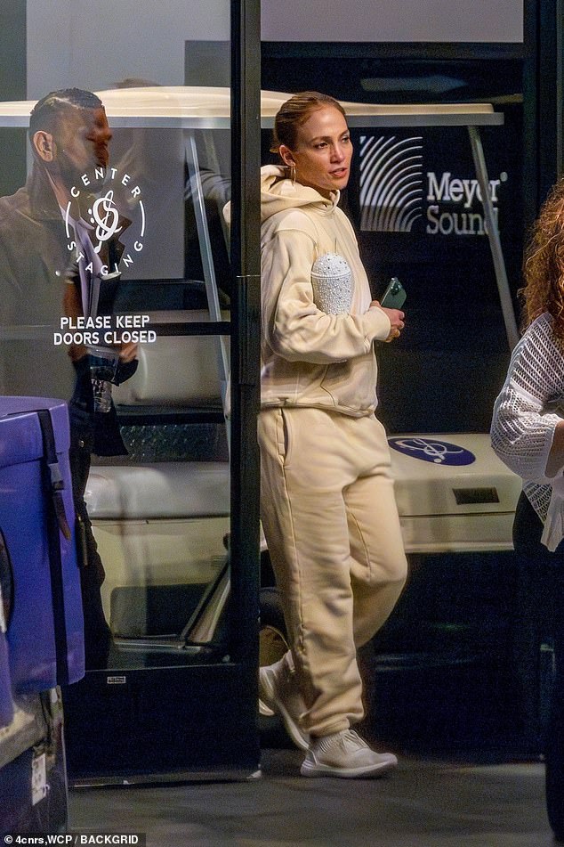 Das ist ein Wrap!  Jennifer Lopez wurde am Mittwochabend beim Verlassen eines Proberaums in Los Angeles mit ihrem Gefolge gesehen