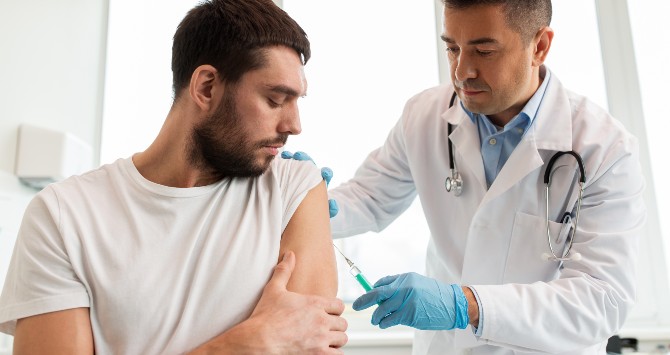 Ein Mann erhält einen MPOX-Impfstoff