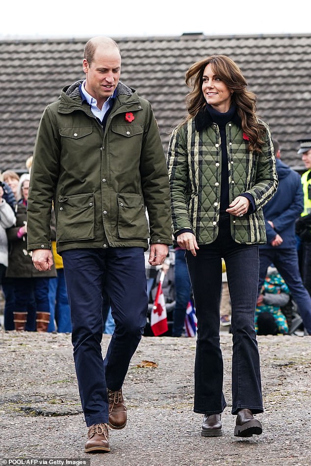 Unterdessen sah Prinz William, ebenfalls 41, in einer Khakijacke und einer Marinehose schick aus