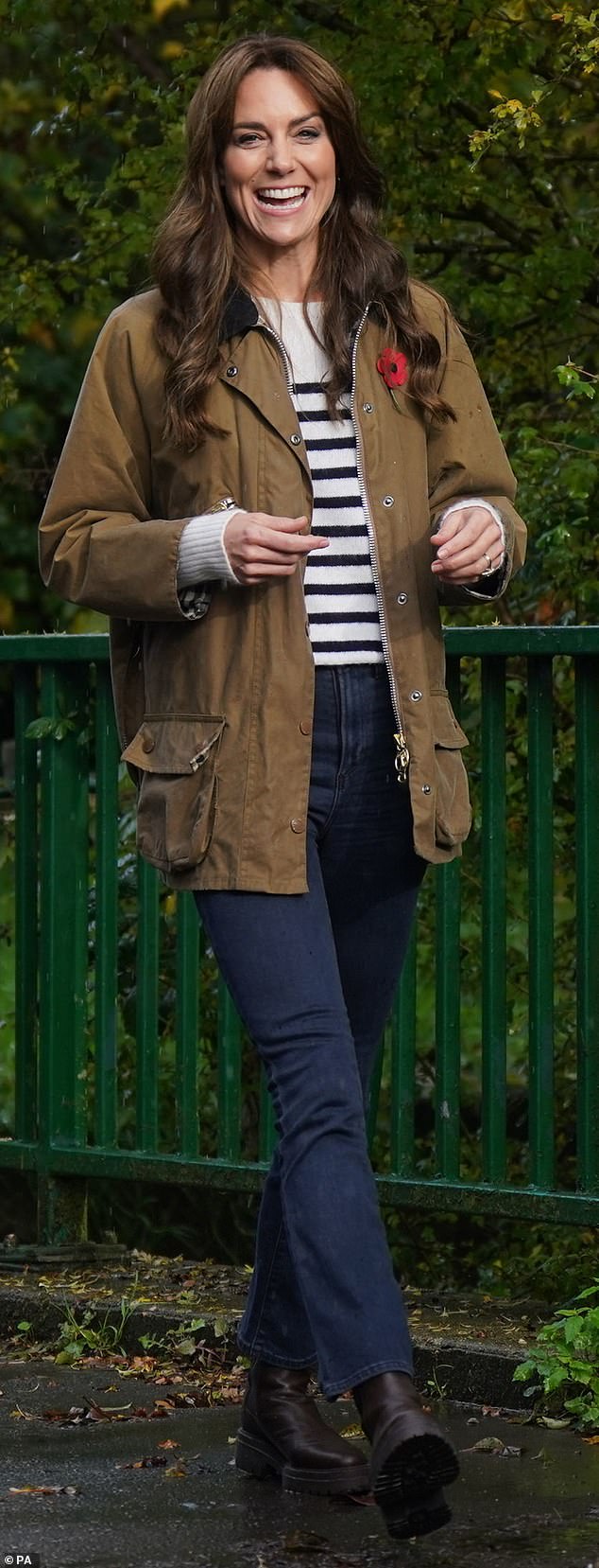 Kate Middleton, 41, bewies ihre bodenständige Art, als sie am Wochenende Jeans und weiße Turnschuhe anzog, um Prinz George beim Fußballspielen zuzusehen (gestern bei einem Spaziergang mit einer Gemeindegruppe in London abgebildet).