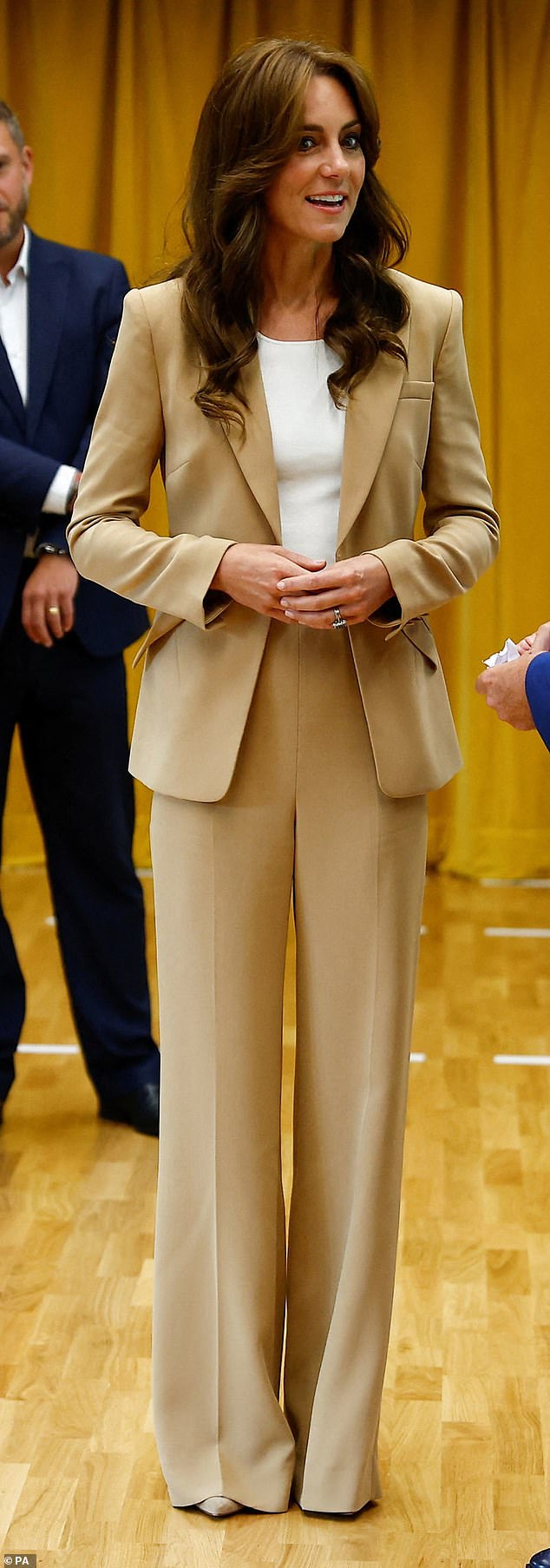 Kate Middleton war in einem kamelfarbenen Anzug verblüfft, als sie am 19. September eine Wohltätigkeitsorganisation im Osten Londons besuchte