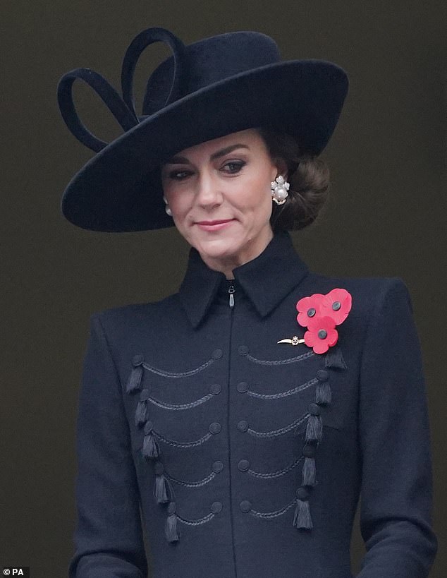 Im Bild: Die 41-jährige Prinzessin von Wales beobachtete ihren Mann heute Morgen voller Stolz beim Gedenksonntagsgottesdienst