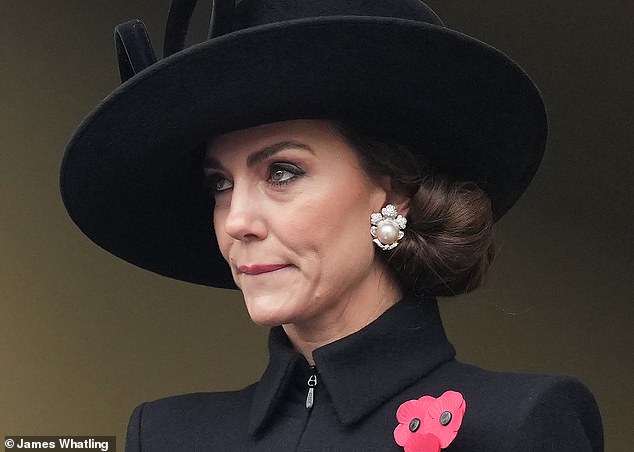 Kate Middleton trug zum Remembrance Day drei Mohnblumen auf ihrer Jacke im Militärstil