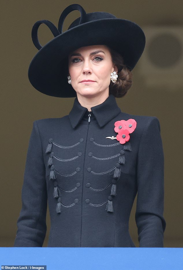 Die 41-jährige Prinzessin von Wales trug zum Gedenkgottesdienst ein Paar Statement-Perlen- und Diamantohrringe – von denen königliche Fans glauben, dass sie einer der Broschen der Königin nachempfunden waren
