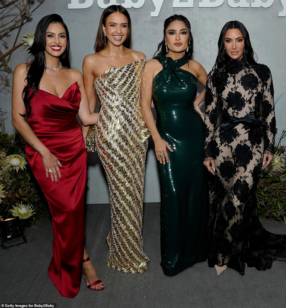 Power-Leute: In Hollywood gibt es eine neue Gruppe von Power-Freunden.  Am Samstag wurde Kim Kardashian bei der Baby2Baby-Gala beim Abhängen mit einigen Promis gesehen.  Der SKIMS-Gründer war neben Salma Hayek, Jessica Alba und Vanessa Bryant