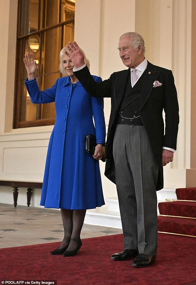 Die 76-jährige Königin trug ein saphirblaues Ensemble von Fiona Clare und sah in einem geknöpften Frack mühelos elegant aus