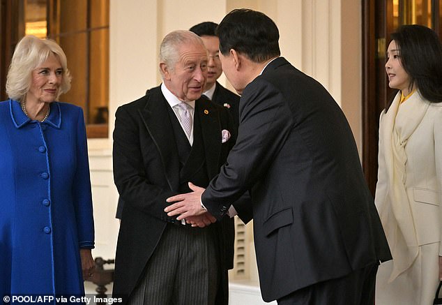 König Karl III. gab dem südkoreanischen Präsidenten einen herzlichen Händedruck, der heute seinen Staatsbesuch im Vereinigten Königreich nach drei Tagen voller glanzvoller Bankette und Kulturreisen beendete